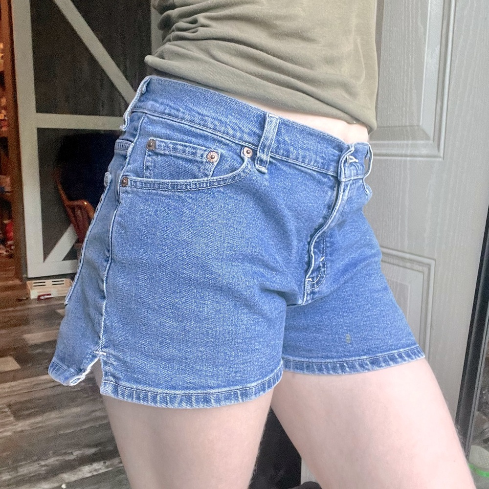VTG Y2K Levi’s mid rise juniors medium wash blue jean shorts